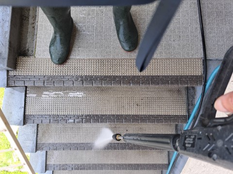 共用部階段高圧洗浄中